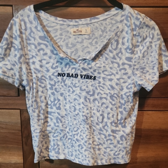 Hollister Gray Crop Tee with Graphic Print - Picture 1 of 5
